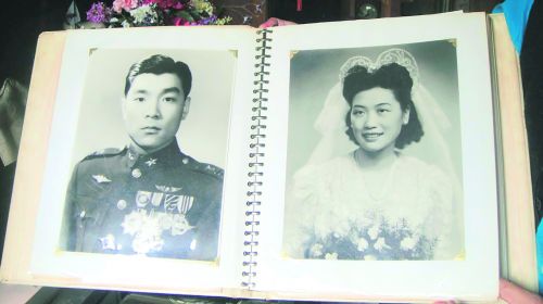 朱安琪,、蔣有賢伉儷結(jié)婚照,。(美國(guó)《僑報(bào)》)