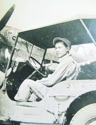 陳錦棠當(dāng)年在云南,坐著軍車(chē)時(shí)雄姿英發(fā),。(美國(guó)《僑報(bào)》)