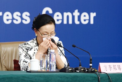 方李邦琴女士在講到動情處時,不禁潸然淚下。