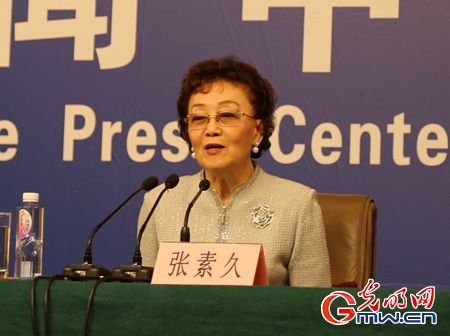 張素久現(xiàn)場(chǎng)介紹華人華僑的紀(jì)念活動(dòng)(記者