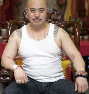 洪門致公總堂龍頭周國祥等八名被告,,將于11月先接受審訊,。(美國《世界日報》)