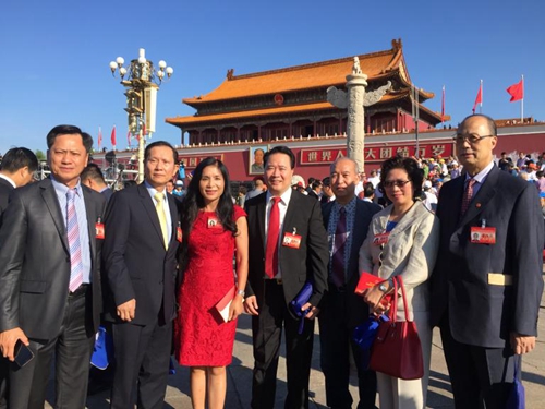 葉劍橋(左四),、李雪琳(左三)與英國僑領(lǐng)(《英國僑報》)