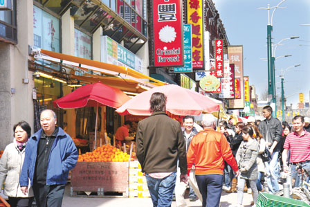 通過家庭團(tuán)聚的途徑移居加國的海外移民人數(shù)減少,。(加拿大《明報》)