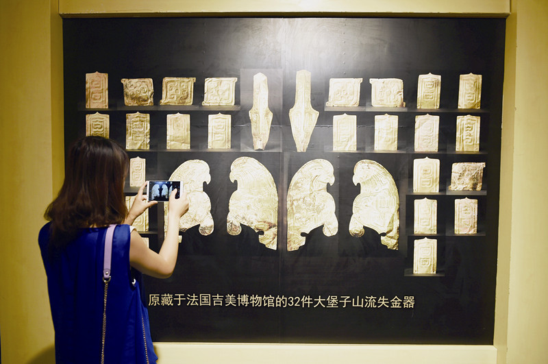 法國(guó)今年無(wú)償歸還給中國(guó)的32件甘肅大堡子山秦人文物,這是中法兩國(guó)之間首次通過(guò)協(xié)商合作促成流失文物回歸的案例,。圖為文物在甘肅省博物館展覽,。(圖片來(lái)源:中新社)