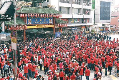 示威者在茨廠街外圍聚集,,不肯離開,。(參考消息援引香港《東方日?qǐng)?bào)》網(wǎng)站)