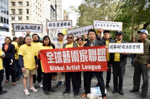 將近20名華裔街頭藝人參與抗議,要求市府和警察部門合理執(zhí)法,。(美國(guó)《世界日?qǐng)?bào)》/李玥