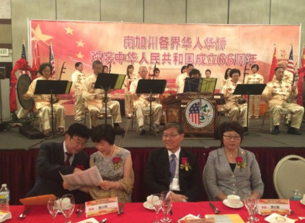 南加州各界新老僑胞,,25日共慶中華人民共和國成立66周年,。中國駐洛杉磯總領(lǐng)事劉健及夫人陳小玲(右二,、右三),。(美國《世界日報》)