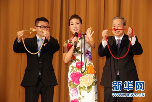 中國(guó)駐盧森堡大使黃長(zhǎng)慶(右)參與魔術(shù)表演互動(dòng)