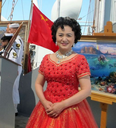 歌唱家張莉在“勝利號”軍艦上,。(圖片由張莉提供)