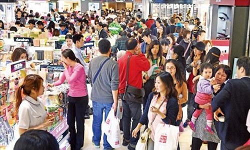 圖為中國游客在某市內(nèi)免稅店購物(網(wǎng)絡(luò)圖片)