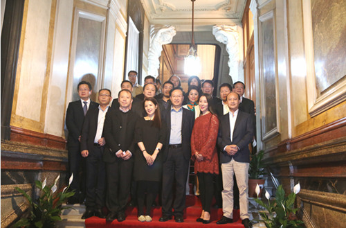 參加晚會的文化中心領導、使館領導、僑領代表等與演員合影,。(《歐洲時報》/孔凡
