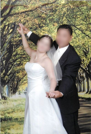涉嫌假結婚的夫妻二人結婚照,。(美國《僑報》)