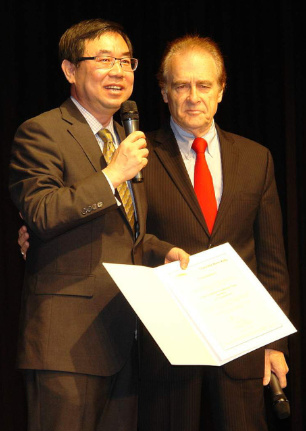 多倫多市議員凱利(右)頒發(fā)市府賀函予主辦的加拿大新華人聯(lián)合會會長楊海峰(左)。(加拿大《世界日報》/葛健生