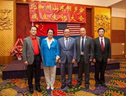 湖南同鄉(xiāng)聯(lián)誼會會長歐陽飛鵬(左一),美國中華婦女聯(lián)合會會長,、北京同鄉(xiāng)聯(lián)誼會會長何孔華(左二),,北加州山東同鄉(xiāng)會會長張汝惟(左三),美西和平統(tǒng)一促進會會長,、江蘇同鄉(xiāng)會會長吳有義(右二),,北加州中國和平統(tǒng)一促進會會長李振宇(右一)。(北加州山東同鄉(xiāng)會提供)