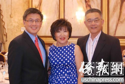 加州財務(wù)長江俊輝(左)為競選連任的州議員朱感生(右)站臺。中為朱感生夫人周云菊,。(美國《僑報》/陸杰夫