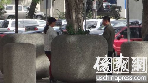 章鑫磊父母走出波莫納法院大樓,。(美國《僑報》/高睿