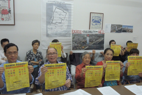 林崧(前排左二)與鄭女士(前排右二)等人呼吁市府保護(hù)華埠,。(美國《世界日報(bào)》/高夢梓