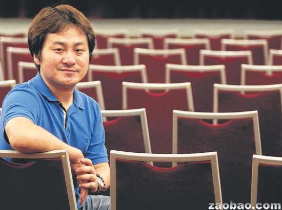 中國(guó)年輕象棋大師黨斐要在新加坡創(chuàng)下1對(duì)25吉尼斯蒙目棋世界紀(jì)錄,。(新加坡《聯(lián)合早報(bào)》/林國(guó)明
