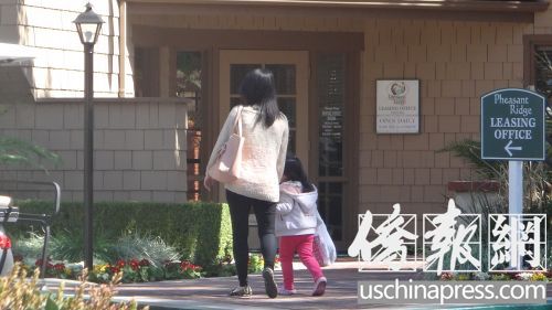 羅蘭崗孔雀園月子中心的華人母親帶著“小公民”購物回來,。(僑報記者高睿攝)