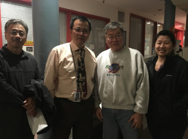 黃光野(右二)當選波士頓華埠主街新主席,并與華埠主街董事梁永基(左一),、何遠光(左二)和行政主任何藹恩(右一)合影,。(美國《世界日報》/劉晨懿之