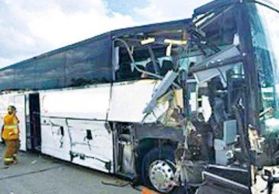 一輛承載30余名中國游客的華資旅游大巴15日撞上一輛掃地工程車,,兩車12人受傷,大巴車頭嚴(yán)重?fù)p壞,,車禍現(xiàn)場附近公路一度封路將近四小時(shí),。(美國中文網(wǎng)援引美國《世界日?qǐng)?bào)》)