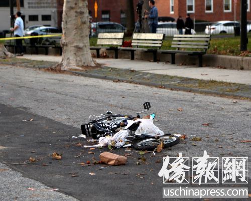 16日的案發(fā)現(xiàn)場,,50歲的劉晉安隨著自行車倒下后生命就此定格在這里。(美國《僑報》/崔國萁
