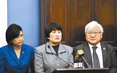 11月17日,,(從左至右)華裔議員趙美心,、華人科學(xué)家陳霞芬和日裔議員邁克·本田出席新聞發(fā)布會