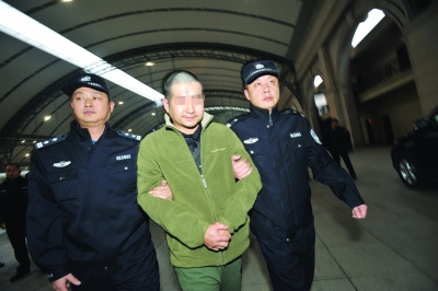 昨日,,王某被押解回漢,。來源:荊楚網(wǎng)