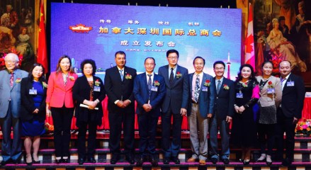 圖為該會(huì)成員與嘉賓合影,。右七為會(huì)長蘇雄,,右六為自由黨國會(huì)議員譚耕,、右八為保守黨國會(huì)議員蔡報(bào)國,。(加拿大《世界日報(bào)》/林風(fēng)云