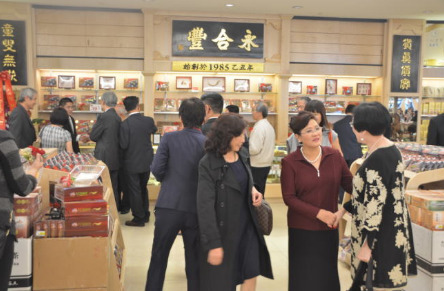 永合豐這家中藥行破天荒將分店開在洋人客群為主的西野購物商場,有意跨出傳統(tǒng)華埠進(jìn)入主流,。(美國《世界日報(bào)》/陳光立