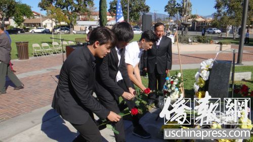 中國留學(xué)生向中美二戰(zhàn)紀(jì)念碑獻(xiàn)花。(美國《僑報(bào)》/高睿