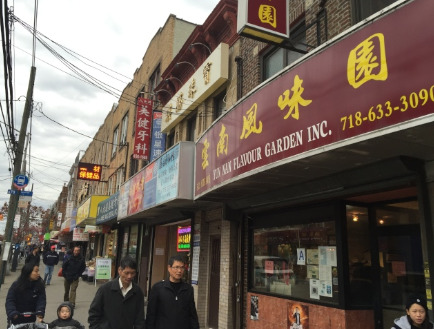 白人搶匪路過該店門口,,看到前臺小費桶后起意行搶,。(美國《世界日報》/洪群超