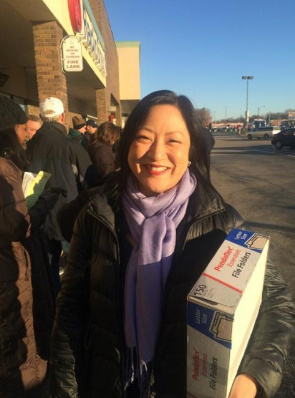 參選伊州第二區(qū)眾議員的馬靜儀,,23日上午前往伊州選委會遞交申請,。(取自馬靜儀臉書)