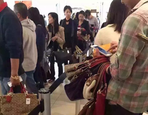 華人瘋搶暢貨中心皮件,,形成美國(guó)商場(chǎng)黑五新奇觀。(美國(guó)《世界日?qǐng)?bào)》