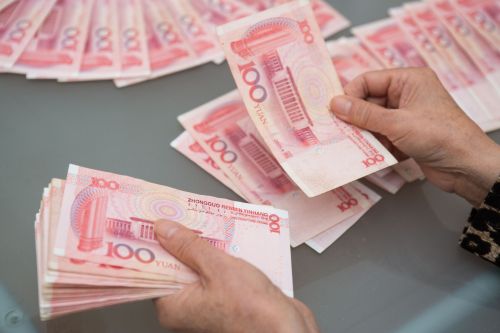 人民幣成了“硬通貨”,拿在手里的感覺“倍兒爽”?。ㄙY料照片)