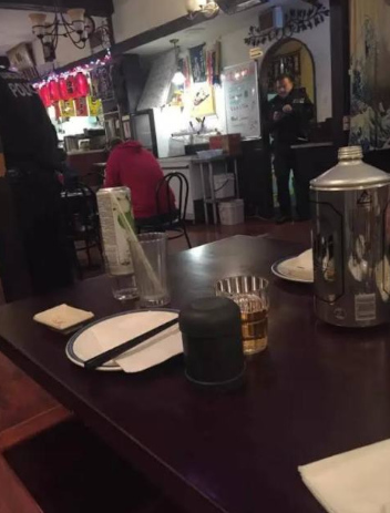 餐館遭打劫,,警方獲報趕到現場。(網絡圖片)