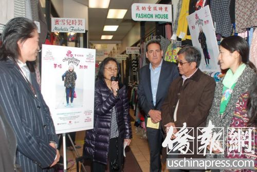 華協(xié)中心資深社區(qū)組織員林梁淑萍(左二)向大家介紹“第二屆中國(guó)城購(gòu)物”參加辦法,。(美國(guó)《僑報(bào)》/吳卓明