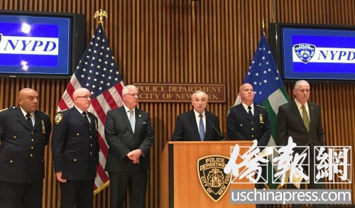 紐約市警總局局長布拉頓介紹11月犯罪率。(美國《僑報(bào)》/蘇夏竹