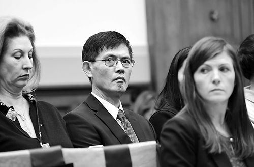 圖片說明:11月17日,美國華裔眾議員趙美心在國會聽證會上就華裔科學家冤案質詢司法部長林奇,郗小星(中)作為聽眾出席聽證會,。