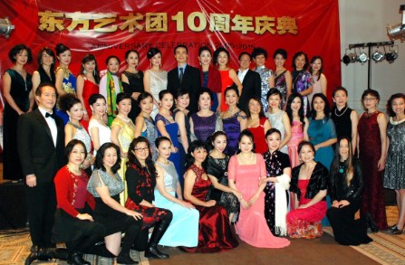 芝加哥東方藝術(shù)團(tuán)成立十周年慶典上部分主賓合影。(美國《芝加哥華語論壇》報/張大衛(wèi)