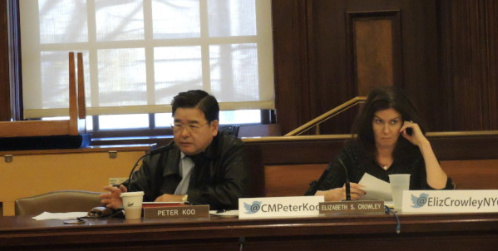 顧雅明(左)建議市民卡收費,。(美國《世界日報》/高夢梓