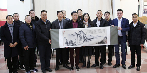 李燎區(qū)長向僑領(lǐng)贈送國畫紀(jì)念品,。(法國《歐洲時報》/黃冠杰