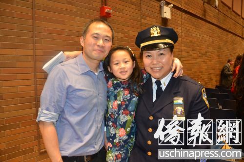 陳燕芳與丈夫以及女兒的溫馨合影。(僑報記者陳辰攝)
