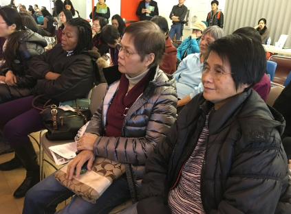 華裔老年人口隨著新移民人數(shù)增加而遞增,,專家建議上了年紀(jì)的華人父母,應(yīng)積極參與社交活動(dòng),,有效舒緩情緒壓力,,圖為華人參加演講座談情形。(美國《世界日報(bào)》/黃惠玲