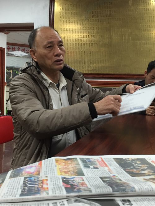 曾明錚21日拿著資料求助福建同鄉(xiāng)會法律咨詢,。(美國《僑報》/蘇夏竹