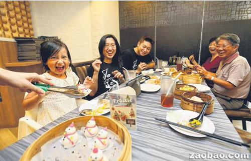 在圣誕節(jié)期間中餐館生意不輸西餐館,,除了提供中式美食,一些餐館還推出應節(jié)菜肴吸引顧客上門,。(新加坡《聯(lián)合早報》/謝智揚