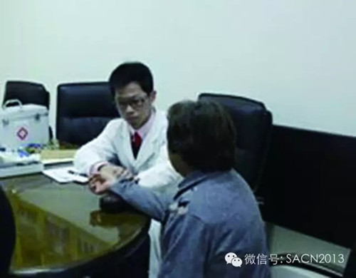 胡紫景醫(yī)師正在為華人診病。