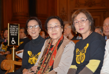 郭麗蓮(前左)和鄧孟詩(右)與韓國慰安婦幸存者李容洙(中)在市議會作證,。(美國《世界日報》檔案照片)