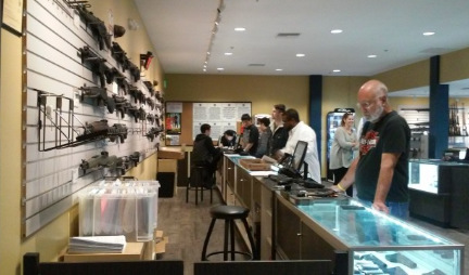 洛縣有意修法強制立法買槍險,對此地方有不同聲音,,認為此舉可能僅遍及守法的公民,,但對瘋狂行兇的歹徒毫無約束作用,無法提升公共安全,,等于浪費立法真正意義,。(美國《世界日報》資料照片)