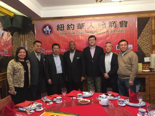 紐約布魯克林區(qū)長(zhǎng)亞當(dāng)斯(左四)和美國(guó)紐約華人總商會(huì)會(huì)長(zhǎng)徐家樹(左三)等人合影,。